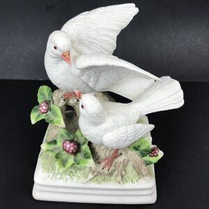 Gorham Porcelain Dove music box, Plays "Love Story"